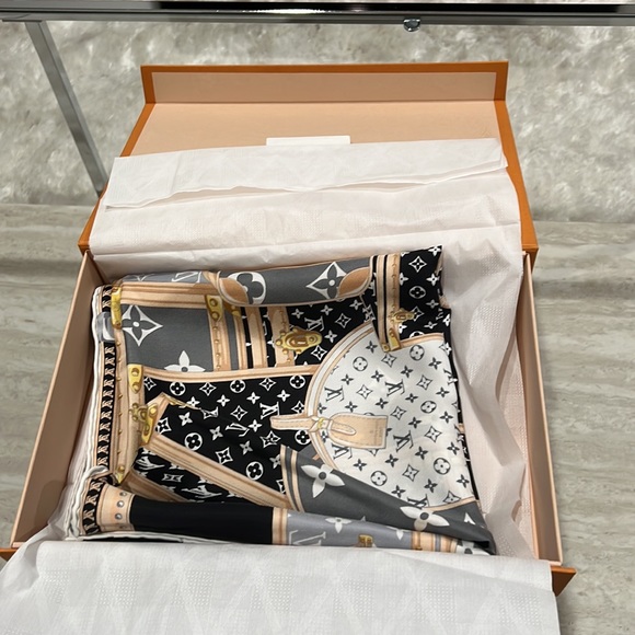 New LOUIS VUITTON Let's Go Square Monogram Silk LV Trunk Scarf Black/White - Picture 2 of 6